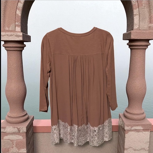 Élégant Nutmeg Blouse with Finishes of Wide Lace Trim size XS-SM - Picture 16 of 16